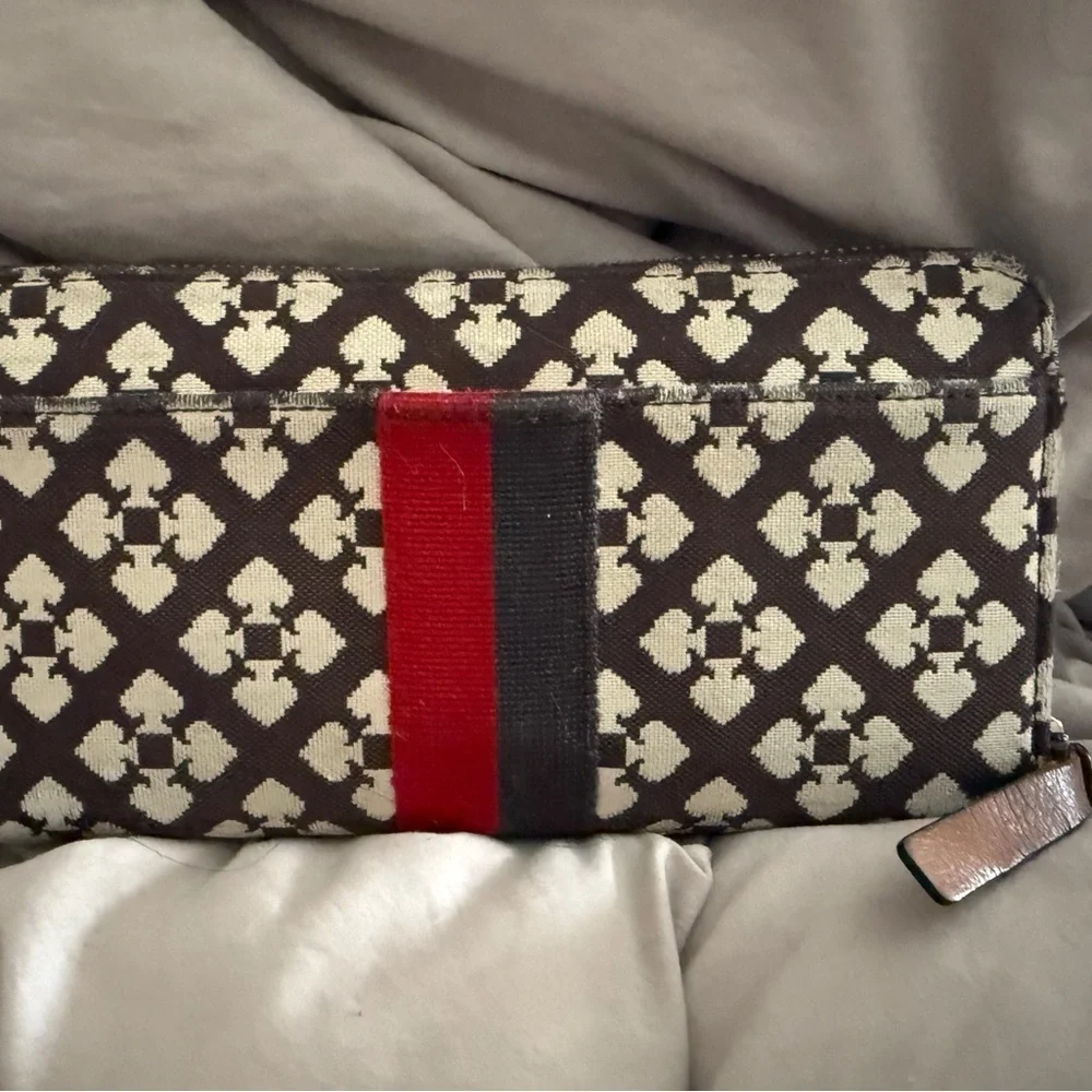 Kate Spade Classic Spade Neda zip-around wallet guc